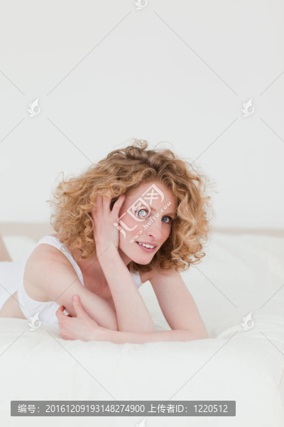 美麗的金發(fā)女人放松躺在床上