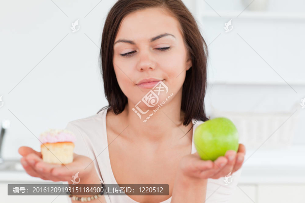 關(guān)閉了一個蘋果和一塊蛋糕，可愛的黑發(fā)