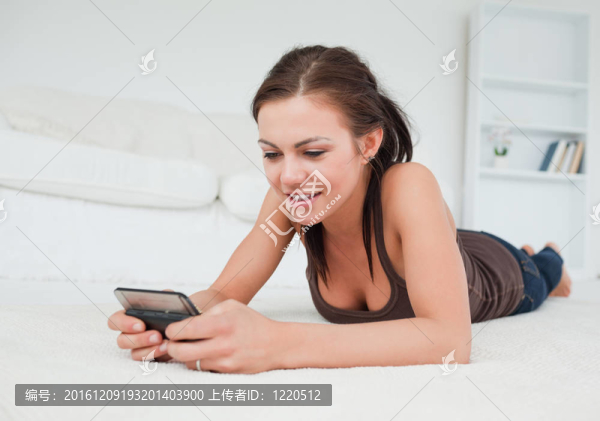 她的電話打可愛的黑發(fā)