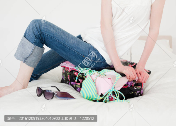 漂亮的金發(fā)女試圖接近她的公寓臥室她的手提箱