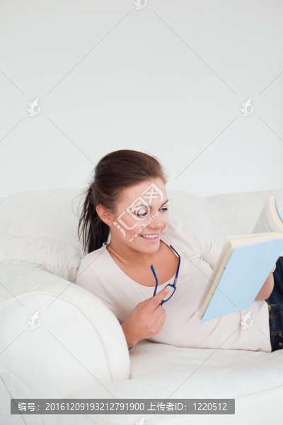 女人讀書的畫像