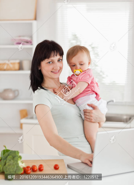 可愛的女人抱著她的孩子