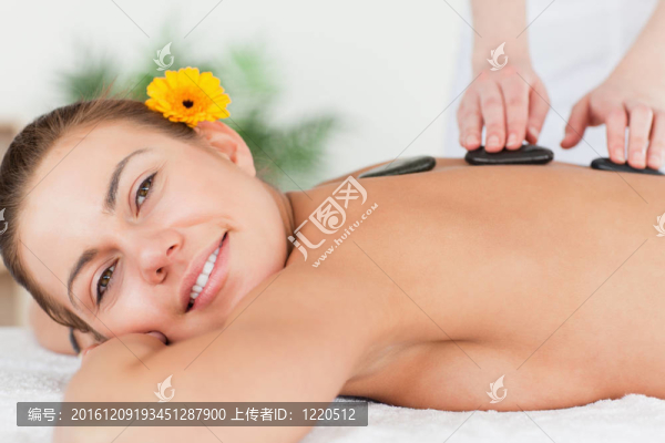 迷人的女人有熱石按摩