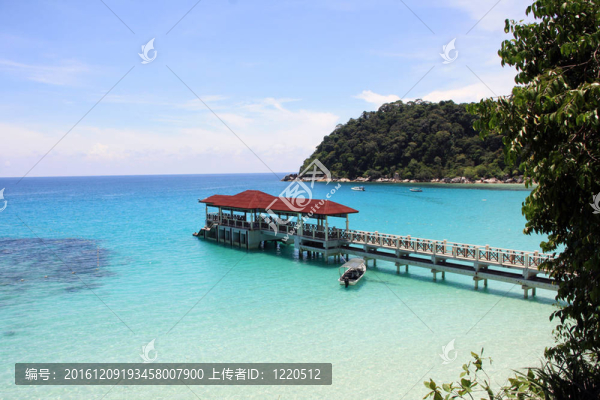 在馬來西亞島碼頭停泊