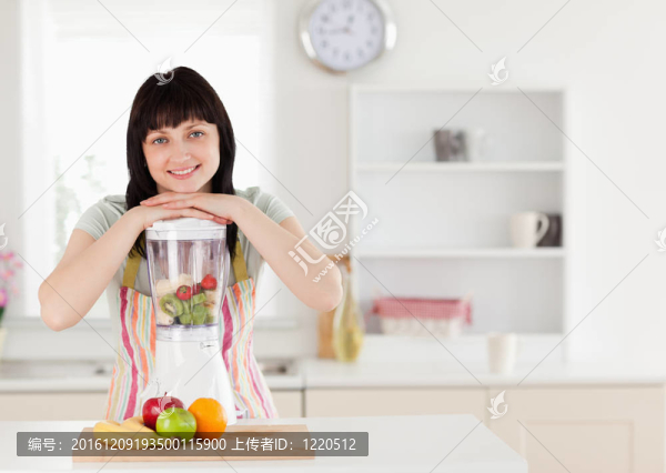 漂亮的黑發(fā)女人擺了個(gè)攪拌站在