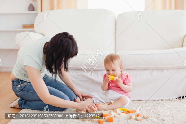 有魅力的女人在客廳里坐在地毯上玩耍