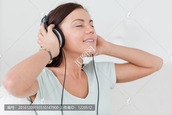 迷人的黑發(fā)，聽音樂