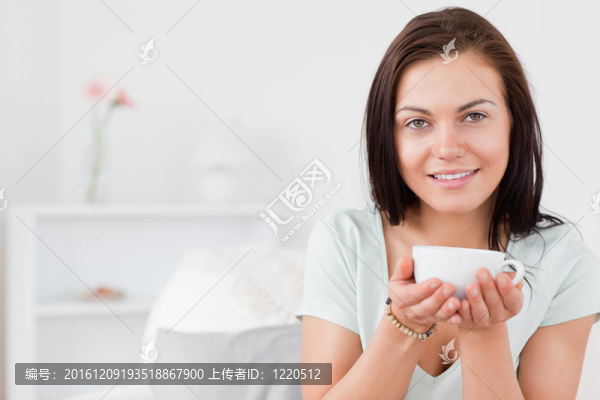 美麗的黑發(fā)女人喝茶