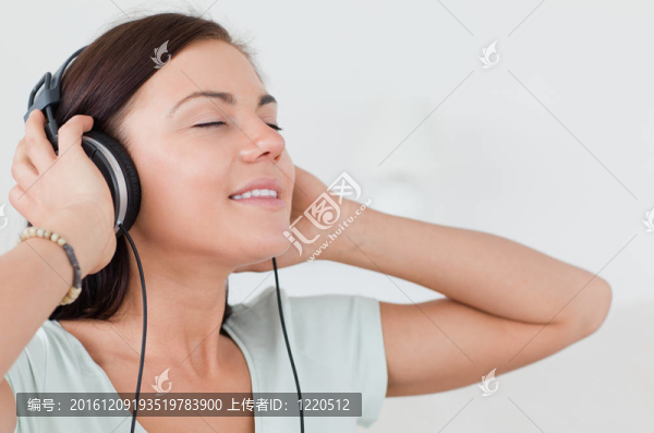 靠近一個(gè)迷人的黑發(fā)，聽音樂