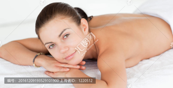 躺在彌撒上的女人的特寫(xiě)