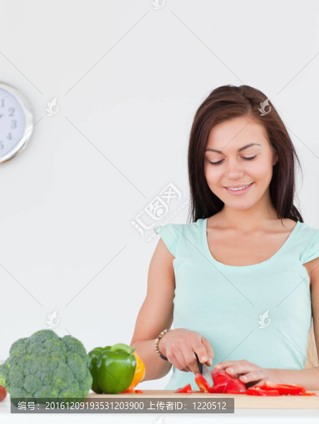 微笑的女人切片胡椒