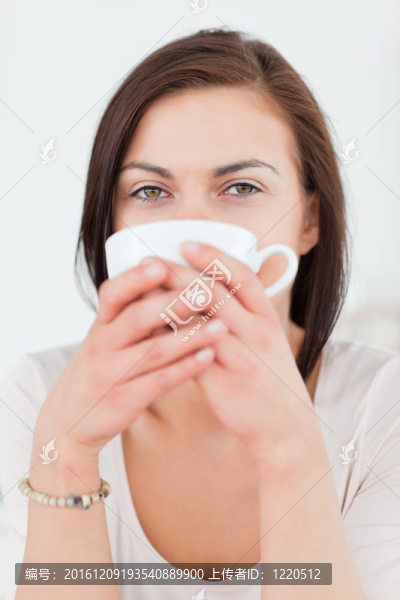 微笑的黑發(fā)女人喝茶