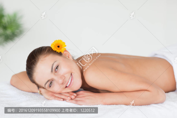 一個(gè)黑發(fā)女人的耳朵上掛著一朵花