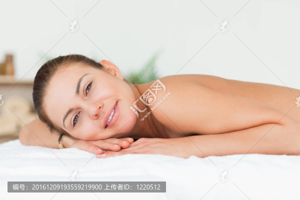 女子趴在肚子上看著相機(jī)