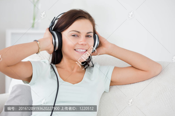 靠近一個(gè)可愛的黑發(fā)，聽音樂