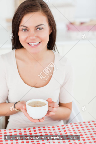 可愛的黑發(fā)女人喝茶