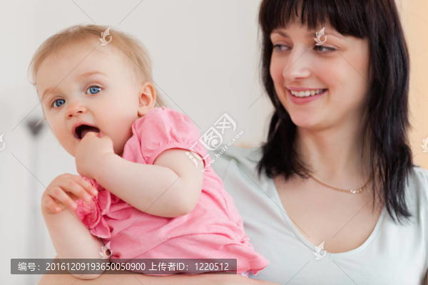 可愛的女人抱著她的孩子