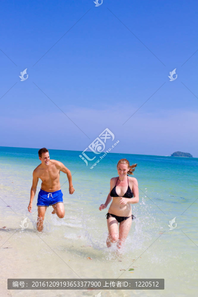 夫婦在海灘