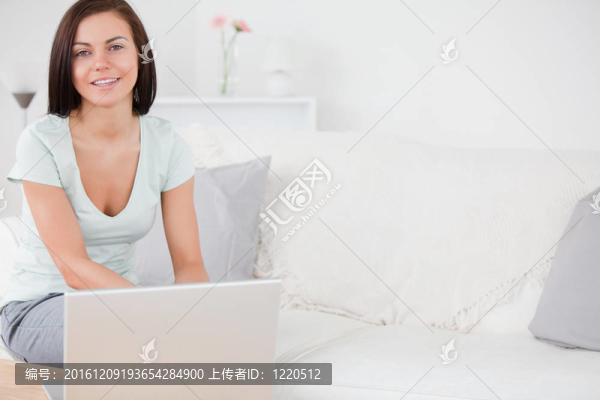 年輕女人在筆記本電腦上打字