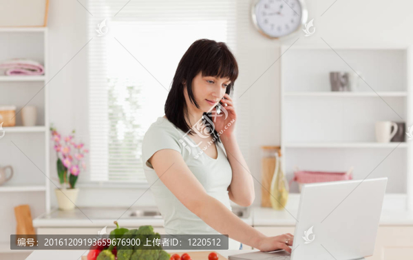 可愛的黑發(fā)的女人在電話中同時(shí)放松