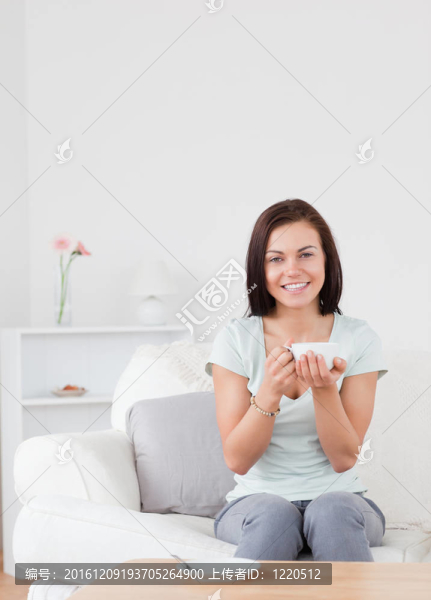 黑發(fā)女子喝茶