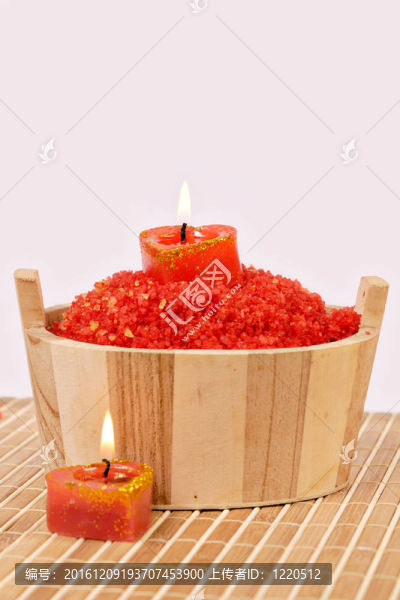 點(diǎn)燃的蠟燭和海鹽