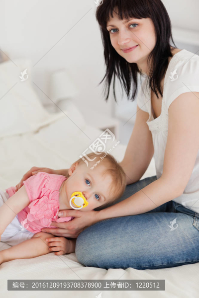 漂亮的黑發(fā)女冒充她的孩子躺在她的