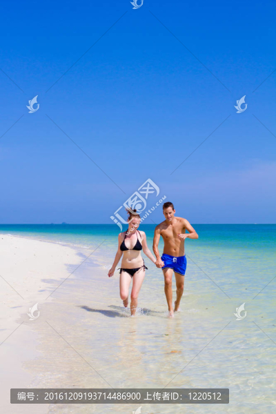 夫婦在海灘