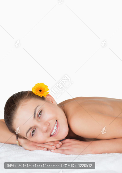 一個黑發(fā)女人的肖像，耳朵上有一朵花