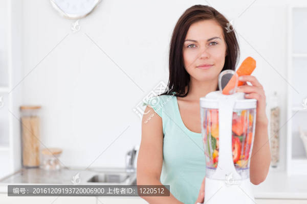 漂亮的女人使用攪拌機