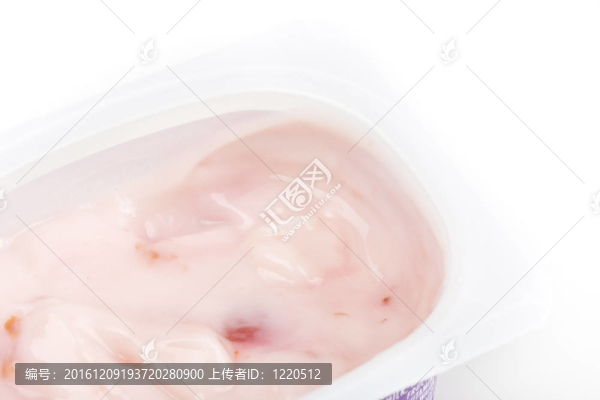 一杯草莓酸奶