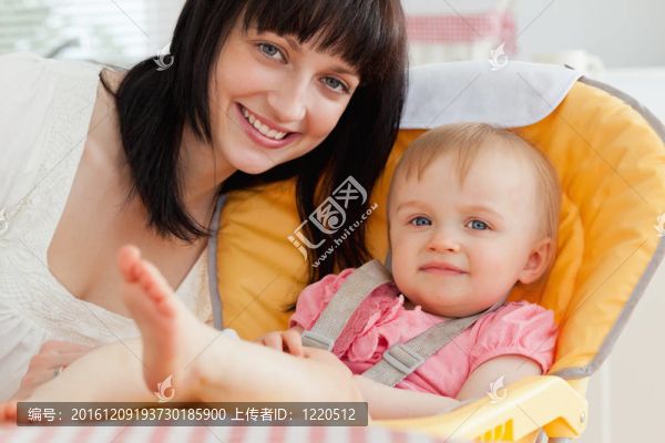 漂亮的黑發(fā)女子冒充她的孩子而坐