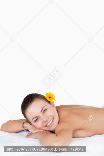 一個(gè)微笑的黑發(fā)在她耳花的肖像