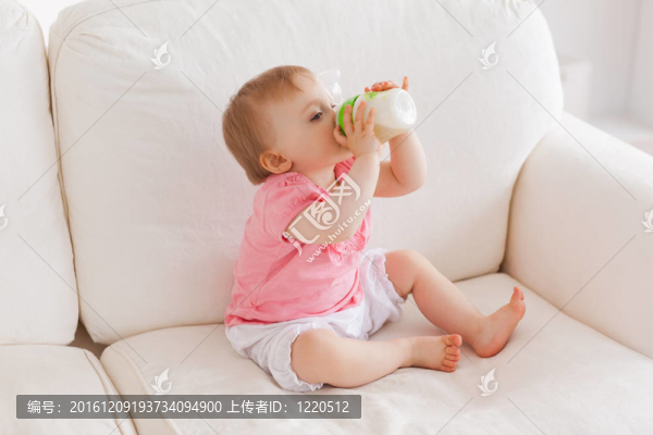 嬰兒奶瓶坐在沙發(fā)上
