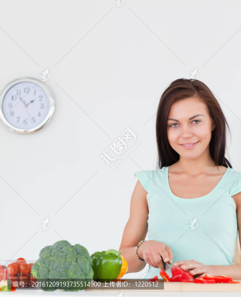迷人的女人切片胡椒