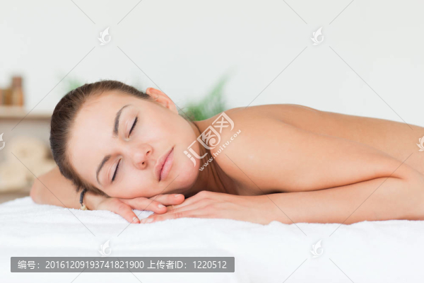 女人趴在肚子上閉上眼睛