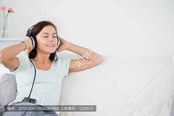 可愛的黑發(fā)，聽音樂