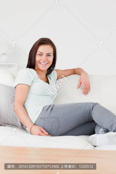 微笑的女人坐在沙發(fā)上