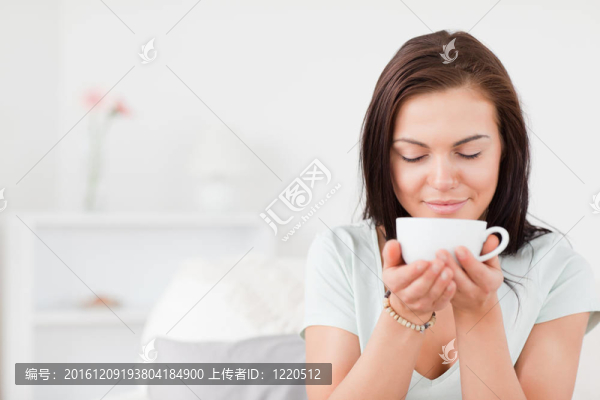 高興的黑發(fā)女人喝茶