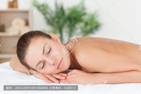 一個女人躺在她的肚子上閉上眼睛