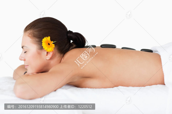 美麗的女人有熱石按摩