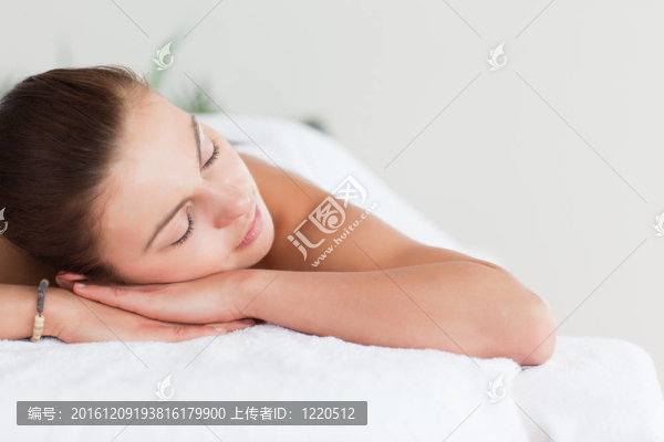 靠近一個可愛的黑發(fā)躺在按摩桌上