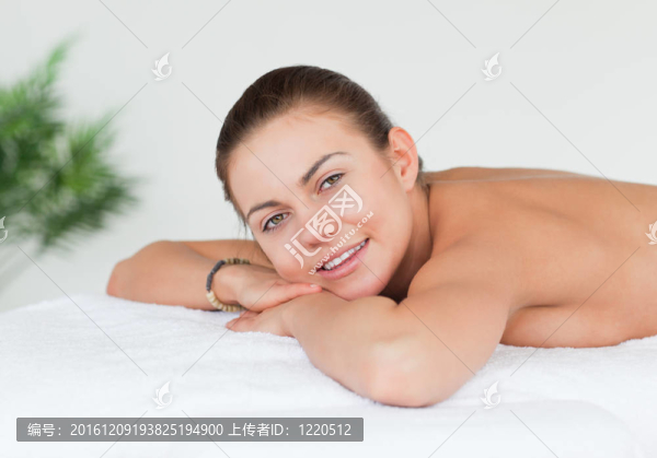 微笑的黑發(fā)看著鏡頭