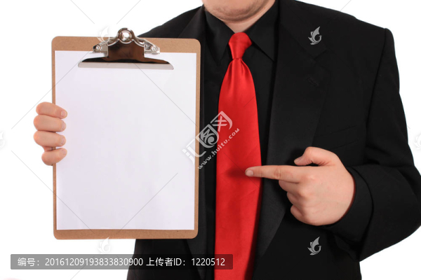 男子持剪貼板與空白頁(yè)