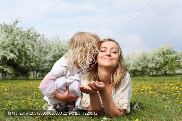 在公園里和媽媽在一起的女孩