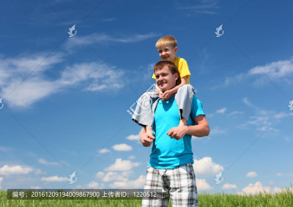 父親帶兒子在夏日戶(hù)外