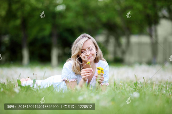 公園里的金發(fā)女郎