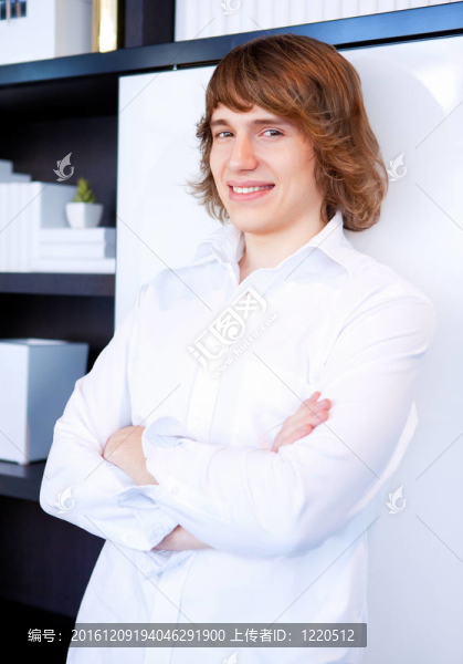 一個(gè)年輕英俊男子的肖像