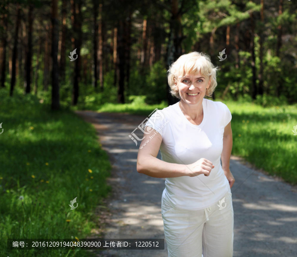 老年婦女喜歡在公園里跑步