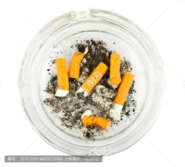 掐滅了煙頭的煙灰缸和